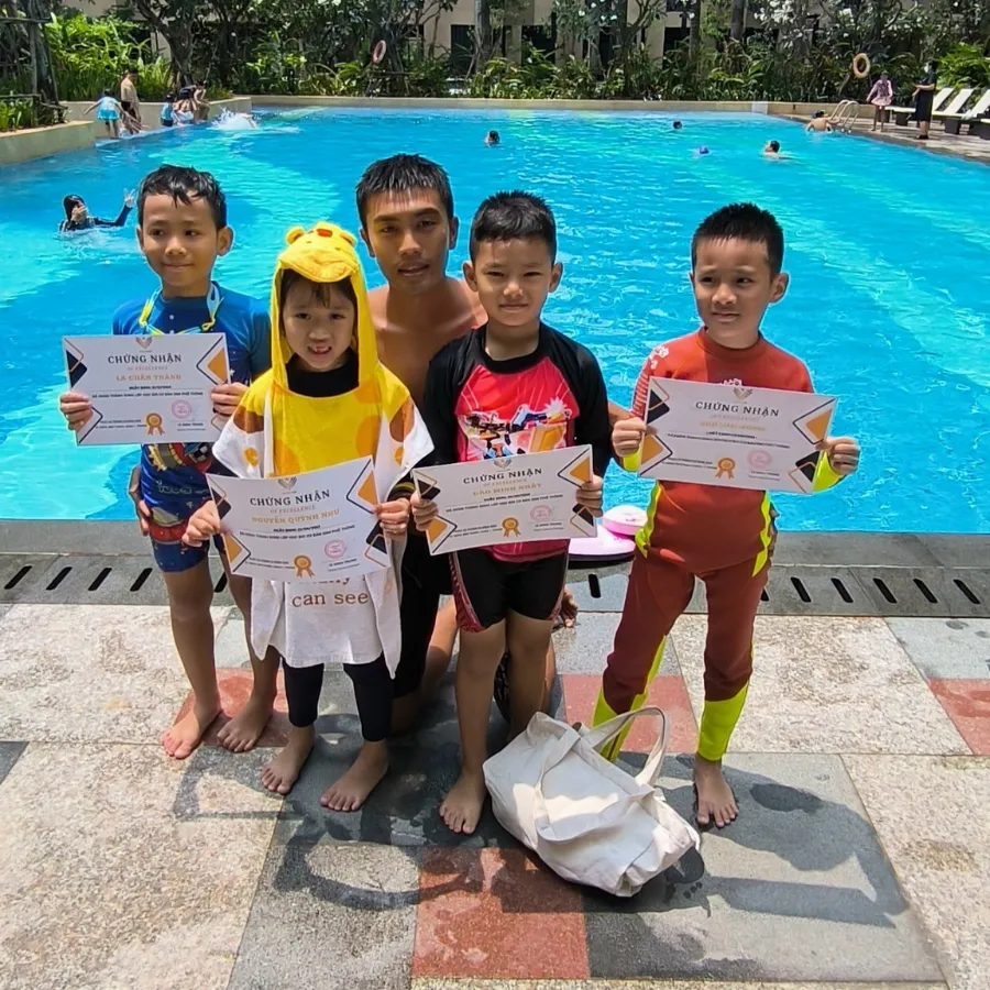 Khóa học bơi nâng cao cho trẻ em