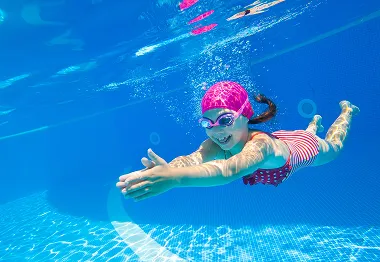5 Lợi Ích Sức Khỏe Khi Cho Trẻ Học Bơi Sớm
